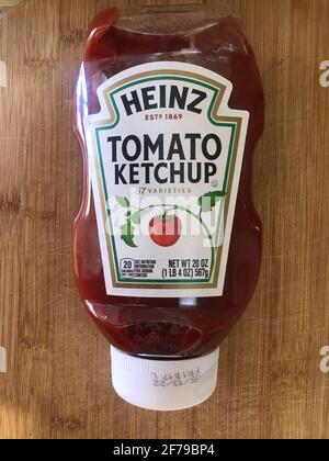 Boca Raton, Usa. April 2021. Am 5. April 2021 wird in Boca Raton, Florida, eine Flasche Heinz Tomato Ketchup ausgestellt. Laut Nachrichtenberichten stehen amerikanische Restaurants vor einem Mangel an Ketchup-Paketen, da die Pandemie Covid-19 die Nachfrage nach Essen zum Mitnehmen und individuellen Ketchup-Portionen drastisch erhöht hat. (Foto von Samuel Rigelhaupt/Sipa USA) Quelle: SIPA USA/Alamy Live News Stockfoto