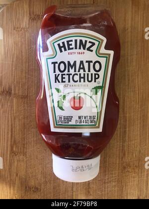 Boca Raton, Usa. April 2021. Am 5. April 2021 wird in Boca Raton, Florida, eine Flasche Heinz Tomato Ketchup ausgestellt. Laut Nachrichtenberichten stehen amerikanische Restaurants vor einem Mangel an Ketchup-Paketen, da die Pandemie Covid-19 die Nachfrage nach Essen zum Mitnehmen und individuellen Ketchup-Portionen drastisch erhöht hat. (Foto von Samuel Rigelhaupt/Sipa USA) Quelle: SIPA USA/Alamy Live News Stockfoto