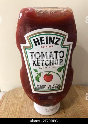 Boca Raton, Usa. April 2021. Am 5. April 2021 wird in Boca Raton, Florida, eine Flasche Heinz Tomato Ketchup ausgestellt. Laut Nachrichtenberichten stehen amerikanische Restaurants vor einem Mangel an Ketchup-Paketen, da die Pandemie Covid-19 die Nachfrage nach Essen zum Mitnehmen und individuellen Ketchup-Portionen drastisch erhöht hat. (Foto von Samuel Rigelhaupt/Sipa USA) Quelle: SIPA USA/Alamy Live News Stockfoto