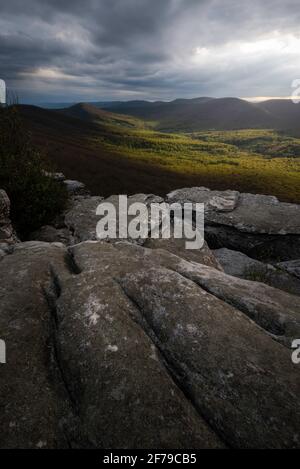 Ein dramatisches Licht am späten Nachmittag füllt das Tal im George Washington National Forest an einem Frühlingstag. Stockfoto