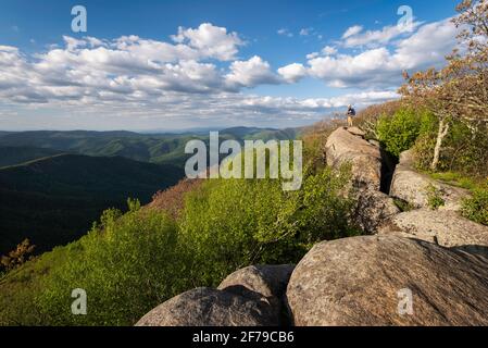 Ein Wanderer, der die Aussicht vom Gipfel des Priesters entlang des Appalachian Trail in den Virginian Blue Ridge Mountains genießen kann. Stockfoto