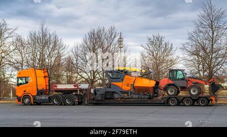 Ein Schwerlasttransport mit Baumaschinen als Ladung Stockfoto