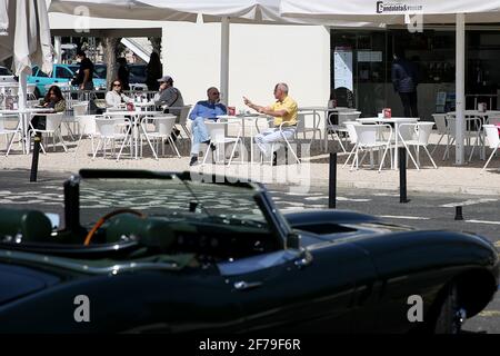 Lissabon, Portugal. April 2021. Die Leute sitzen auf einer Cafeterrasse in Lissabon, Portugal, 5. April 2021. Der portugiesische Präsident Marcelo Rebelo de Sousa rief am Montag zu Beginn der zweiten Phase des Entsperrungsprogramms des Landes zu „nationalen Anstrengungen aller, Rückschläge zu vermeiden“ auf. Quelle: Pedro Fiuza/Xinhua/Alamy Live News Stockfoto