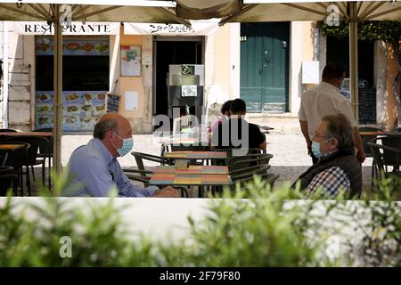 Lissabon, Portugal. April 2021. Auf einer Restaurantterrasse in Lissabon, Portugal, sitzen Menschen am 5. April 2021. Der portugiesische Präsident Marcelo Rebelo de Sousa rief am Montag zu Beginn der zweiten Phase des Entsperrungsprogramms des Landes zu „nationalen Anstrengungen aller, Rückschläge zu vermeiden“ auf. Quelle: Pedro Fiuza/Xinhua/Alamy Live News Stockfoto