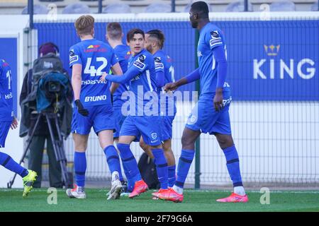 LEUVEN, BELGIEN - 5. APRIL: Team von KRC Genk feiert das Ziel von Theo Bongonda von KRC Genk (1-2) während des Jupiler Pro League-Spiels zwischen Oud-He Stockfoto