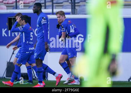 LEUVEN, BELGIEN - 5. APRIL: Team von KRC Genk feiert das Ziel von Theo Bongonda von KRC Genk (1-2) während des Jupiler Pro League-Spiels zwischen Oud-He Stockfoto
