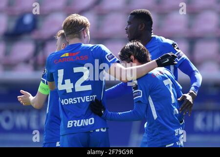 LEUVEN, BELGIEN - 5. APRIL: Das Team von KRC Genk feiert das Tor von Paul Onuachu von KRC Genk während des Jupiler Pro League-Spiels zwischen Oud-Heverlee Stockfoto
