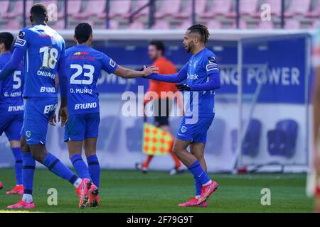LEUVEN, BELGIEN - 5. APRIL: Team von KRC Genk feiert das Ziel von Theo Bongonda von KRC Genk (1-2) während des Jupiler Pro League-Spiels zwischen Oud-He Stockfoto