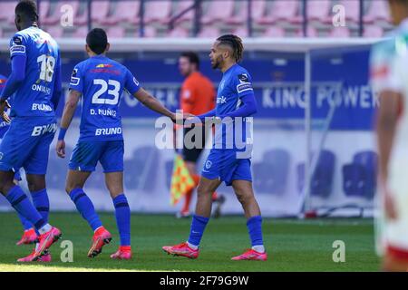 LEUVEN, BELGIEN - 5. APRIL: Team von KRC Genk feiert das Ziel von Theo Bongonda von KRC Genk (1-2) während des Jupiler Pro League-Spiels zwischen Oud-He Stockfoto
