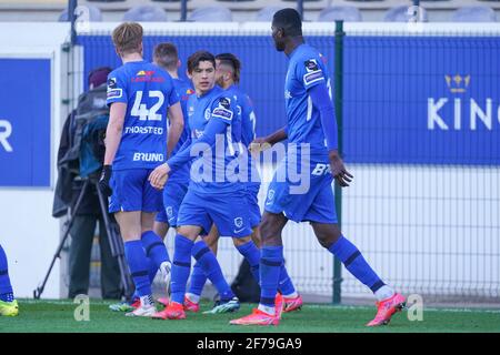 LEUVEN, BELGIEN - 5. APRIL: Team von KRC Genk feiert das Ziel von Theo Bongonda von KRC Genk (1-2) während des Jupiler Pro League-Spiels zwischen Oud-He Stockfoto