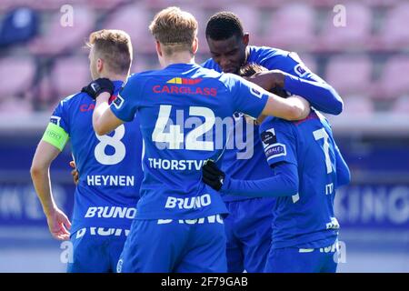 LEUVEN, BELGIEN - 5. APRIL: Das Team von KRC Genk feiert das Tor von Paul Onuachu von KRC Genk während des Jupiler Pro League-Spiels zwischen Oud-Heverlee Stockfoto