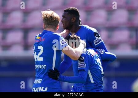 LEUVEN, BELGIEN - 5. APRIL: Das Team von KRC Genk feiert das Tor von Paul Onuachu von KRC Genk während des Jupiler Pro League-Spiels zwischen Oud-Heverlee Stockfoto