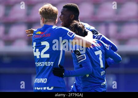LEUVEN, BELGIEN - 5. APRIL: Das Team von KRC Genk feiert das Tor von Paul Onuachu von KRC Genk während des Jupiler Pro League-Spiels zwischen Oud-Heverlee Stockfoto