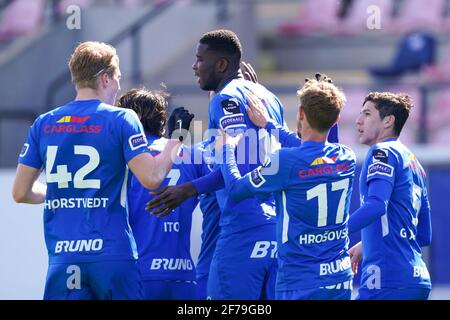 LEUVEN, BELGIEN - 5. APRIL: Das Team von KRC Genk feiert das Tor von Paul Onuachu von KRC Genk während des Jupiler Pro League-Spiels zwischen Oud-Heverlee Stockfoto