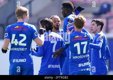 LEUVEN, BELGIEN - 5. APRIL: Das Team von KRC Genk feiert das Tor von Paul Onuachu von KRC Genk während des Jupiler Pro League-Spiels zwischen Oud-Heverlee Stockfoto