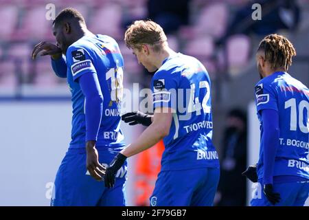 LEUVEN, BELGIEN - 5. APRIL: Das Team von KRC Genk feiert das Tor von Paul Onuachu von KRC Genk während des Jupiler Pro League-Spiels zwischen Oud-Heverlee Stockfoto