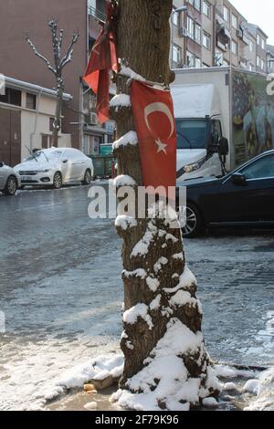 Türkische Flagge mit weißem Stern und Mond auf einer Stange im Himmel Stockfoto