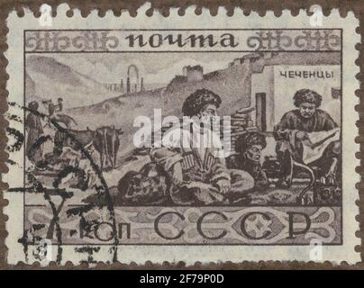Die Briefmarke der philatelistischen Motivsammlung von Gösta Bodman begann 1950, die Briefmarke aus Russland, 1933. Motive von Erdölfeldern. „im Hintergrund Tschetschenen, ein nordkaukasisches Volk. Serie: Menschen in der Sowjetunion. Stockfoto