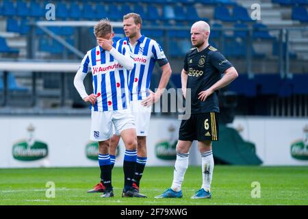 Siem de Jong (SC Heerenveen) und Davy Klaassen von Ajax während des Eredivisie-Spiels SC Heerenveen-Ajax am 4 2021. April in Heerenveen Niederlande Credit: SCS/Sander Chamid/AFLO/Alamy Live News Stockfoto