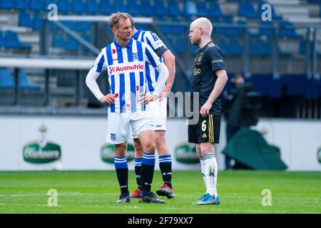 Siem de Jong (SC Heerenveen) und Davy Klaassen von Ajax während des Eredivisie-Spiels SC Heerenveen-Ajax am 4 2021. April in Heerenveen Niederlande Credit: SCS/Sander Chamid/AFLO/Alamy Live News Stockfoto