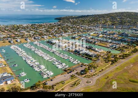 Luftaufnahme von Häusern am Wasser in Melbourne in Australien Stockfoto