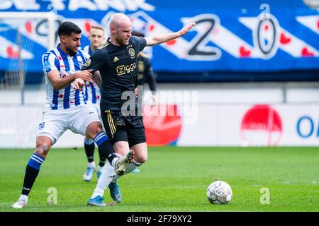 Davy Klaassen von Ajax duelliert Rami Kaib vom SC Heerenveen während des Eredivisie-Spiels SC Heerenveen-Ajax am 4 2021. April in Heerenveen Niederlande Credit: SCS/Sander Chamid/AFLO/Alamy Live News Stockfoto