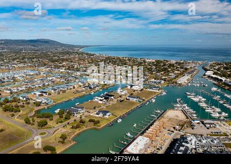 Luftaufnahme von Häusern am Wasser in Melbourne in Australien Stockfoto