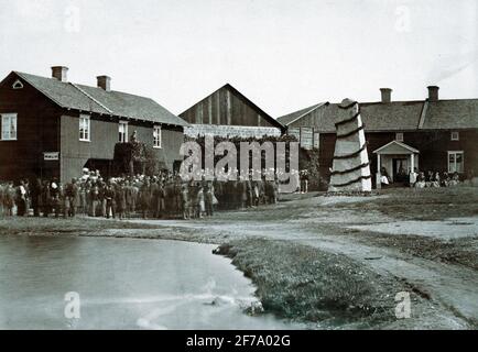 Gruvfogdården in Långbanshyttan, ursprünglich in den 1770er Jahren von Johan Yngström erbaut.I der linke Flügel lebte Tochter Sofia und ihre Familie, als John Ericsson am 31. Juli 1803 geboren wurde.Senare im selben Jahr zogen sie in das Hauptgebäude. Das Bild wurde am 3. September 1867 aufgenommen, als die Landleute den riesigen Gedenkstein auf dem Hof zu Ehren von John Ericsson ließen. Stockfoto