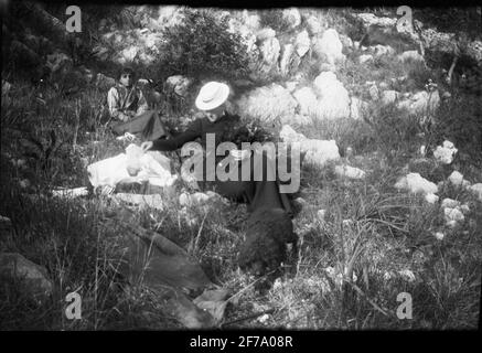 Die Bilder von Königin Victoria. Zwei Frauen sitzen draußen in der Natur. Wahrscheinlich capri. Stockfoto