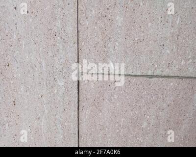 Textur aus rotem Stein mit einem Riss. Roter Marmor an der Wand. Marmorboden. Stockfoto