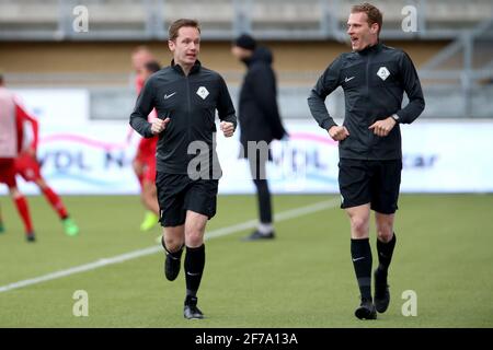 KERKRADE, NIEDERLANDE - APRIL 5: Schiedsrichter Ingmar Oostrom, Assistenzschiedsrichter Sjoerd Nanninga während des niederländischen Keuken Kampioen Divisie-Spiels zwischen Roda Stockfoto