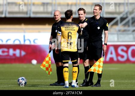 KERKRADE, NIEDERLANDE - APRIL 5: Schiedsrichter-Assistent Thomas Krijt, Robert Klaasen von Roda JC, Schiedsrichter Ingmar Oostrom, Schiedsrichter-Assistent Sjoerd Nanninga Stockfoto