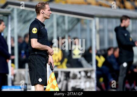 KERKRADE, NIEDERLANDE - APRIL 5: Assistenzschiedsrichter Sjoerd Nanninga während des niederländischen Keuken Kampioen Divisie-Spiels zwischen Roda JC und Almere City FC Stockfoto