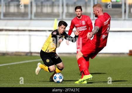 KERKRADE, NIEDERLANDE - 5. APRIL: Benjamin Bouchouari von Roda JC, Thomas Verheijdt von Almere City FC während der niederländischen Keuken Kampioen Divisie-Matchwette Stockfoto