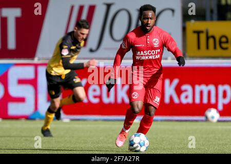 KERKRADE, NIEDERLANDE - 5. APRIL: John Yeboah vom Almere City FC während des niederländischen Keuken Kampioen Divisie-Spiels zwischen Roda JC und Almere City FC auf P Stockfoto