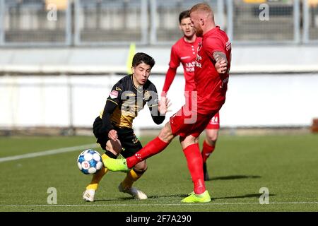 KERKRADE, NIEDERLANDE - 5. APRIL: Benjamin Bouchouari von Roda JC, Thomas Verheijdt von Almere City FC während der niederländischen Keuken Kampioen Divisie-Matchwette Stockfoto