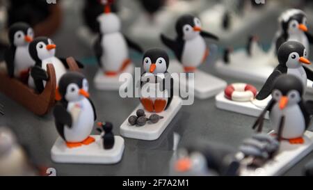 Cuxhaven, Deutschland. März 2021. Im Museum sind Pinguinfiguren aus dem Erzgebirge von Holzdesigner Dietze zu sehen. Pinguine wo auch immer Sie hinschauen: Ob als Plüschtier, als Sammlerfigur oder an Krawatten - das Cuxhaven Penguin Museum wimmelt von Fracken. Quelle: Sina Schuldt/dpa/Alamy Live News Stockfoto