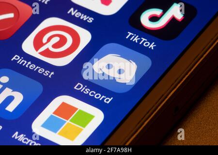 Das Symbol für die App „Discord“ wird auf einem iPhone angezeigt. Nach TikTok und Pinterest ist Microsoft nun in Gesprächen, um Discord, eine Videospiel-Chat-Community, zu erwerben. Stockfoto