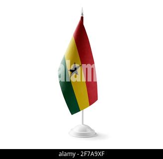 Kleine Nationalflagge Ghanas auf weißem Hintergrund Stockfoto