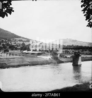 SkiopT-Ikone mit Motiven der kombinierten Straßen- und Eisenbahnbrücke über Neckargemünd.das Bild wurde in Karton mit der Aufschrift: The Journey 1907 gespeichert. Neckar 5. Heilbronn 3. 29. Text auf Bild: 'Veste Dilsberg'. Stockfoto