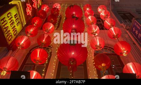 Chinesische Laternen zum Neujahrsfest im Herzen von Singapur Chinatown im Abendlicht Stockfoto