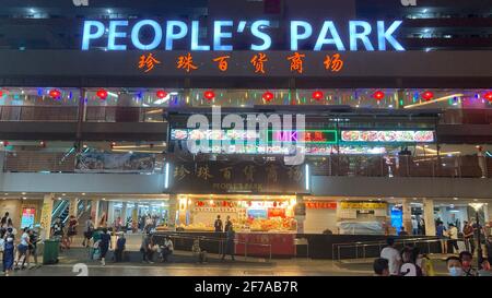 Chinesische Laternen zum Neujahrsfest im Herzen von Singapur Chinatown im Abendlicht Stockfoto