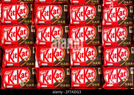 3. April 2021, Wuhan China: KitKat dark ein Schokoladen-Wafer-Riegel im Hintergrund mit Kit Kat-Logo und Nestle-Zeichen auf der Verpackung Stockfoto