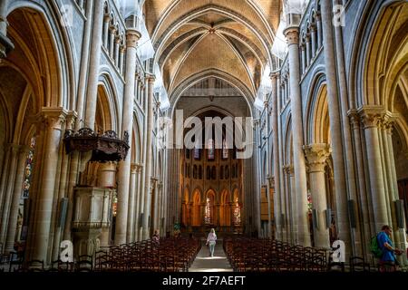 Lausanne Schweiz , 25. Juni 2020 : Innenansicht der Kathedrale Notre Dame von Lausanne eine evangelisch reformierte Kirche in Lausanne Waadt Schweiz Stockfoto