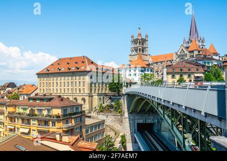 Lausanne landschaftlich reizvolle Stadtlandschaft mit Bessieres-Brücke und Altstadtpanorama Mit der Kathedrale und dem klaren, sommerblauen Himmel in Lausanne Waadt Schweiz Stockfoto