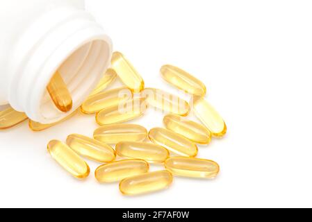 Flasche mit Pillen von Omega oder Fischöl, Omega 3 Vitamine isoliert auf weiß, Draufsicht Stockfoto