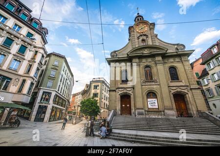 Lausanne Schweiz , 25. Juni 2020 : Weitwinkelansicht der Altstadt von Lausanne Fußgängerzone mit der Kirche Saint-Laurent in Lausanne Waadt Schweiz Stockfoto