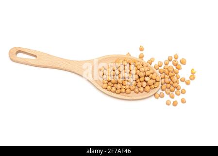 Haufen Kichererbsen, Kichererbsen auf Holzlöffel isoliert auf weiß, Draufsicht Stockfoto