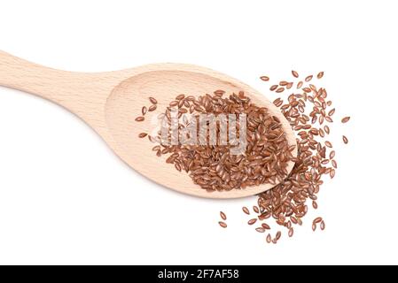 Nahaufnahme von Leinsamen auf Holzlöffel isoliert auf Weiß. Draufsicht auf Leinsamen. Stockfoto