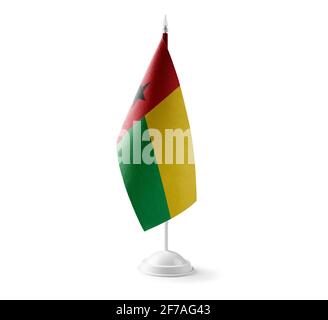 Kleine Nationalflagge der Guinea-Bissau auf einem weißen Hintergrund Stockfoto